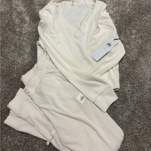 NWT Alo Yoga Muse set - Picture 4 of 4